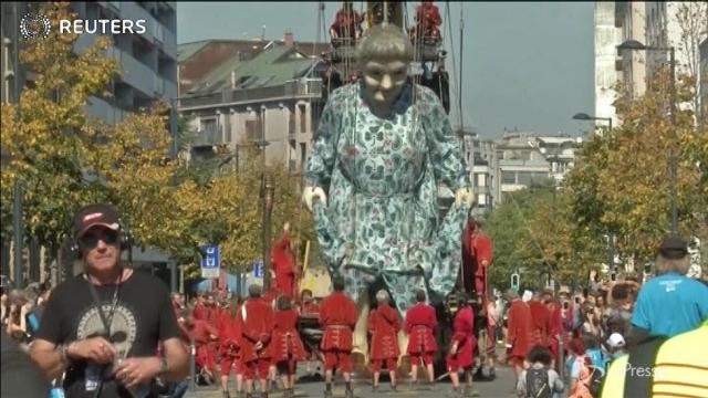 A Ginevra sfilano le marionette giganti