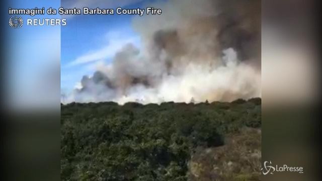 L’incendio minaccia le case in California