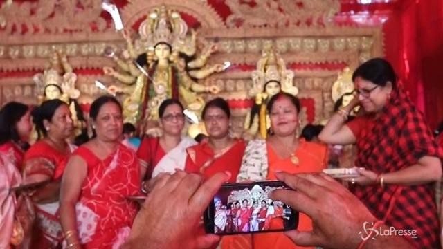 India: migliaia di fedeli omaggiano la dea Durga