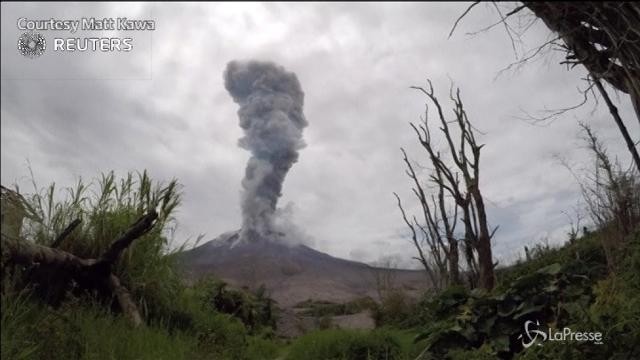 Indonesia, un videographer cattura l’eruzione del Monte Sinabung