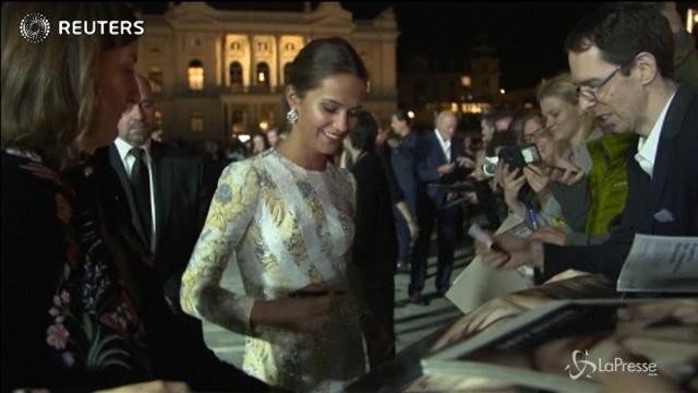Alicia Vikander conquista tutti sul tappeto verde di Zurigo