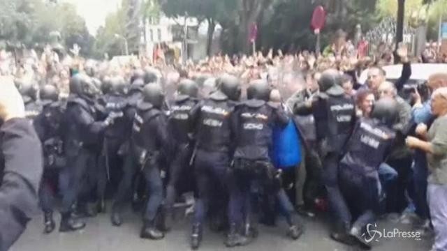 Referendum Catalogna, tensioni con la polizia