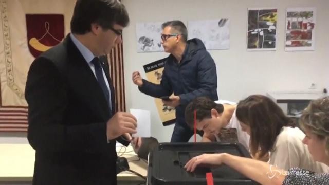 Carles Puigdemont vota al referendum per l’indipendenza