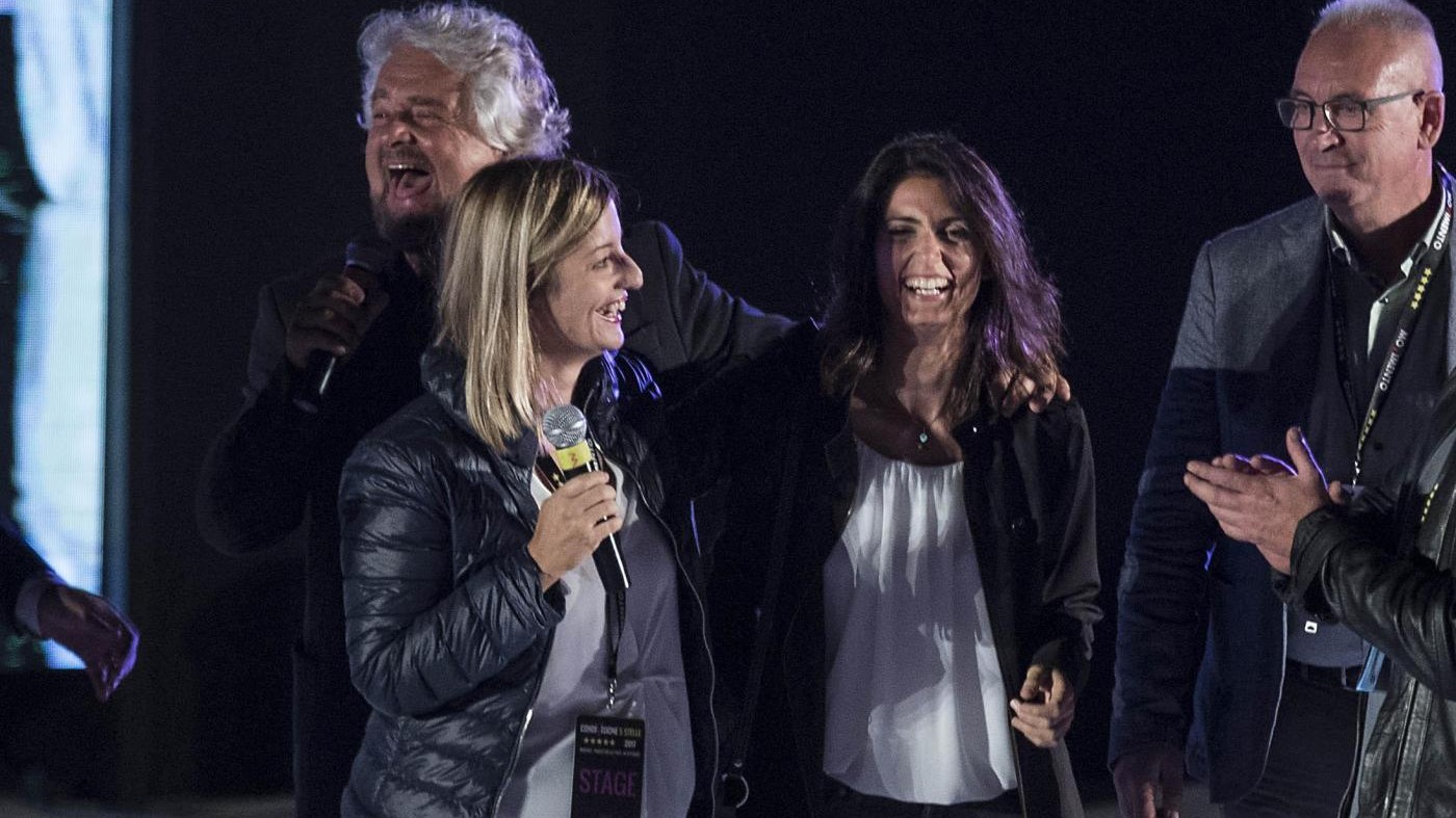M5S, Roberta Lombardi candidata nel Lazio. Abbraccio con Raggi