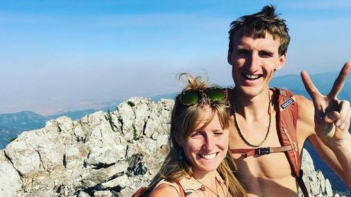 Usa, coppia di alpinisti travolta da una valanga: lei muore, lui si toglie la vita