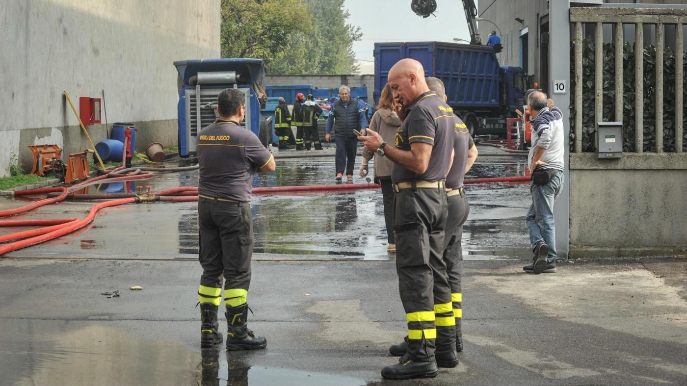 Napoli, incendio in palazzo: una donna morta e tre intossicati