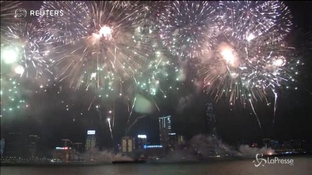 VIDEO Hong Kong, spettacolo pirotecnico lungo 23 minuti