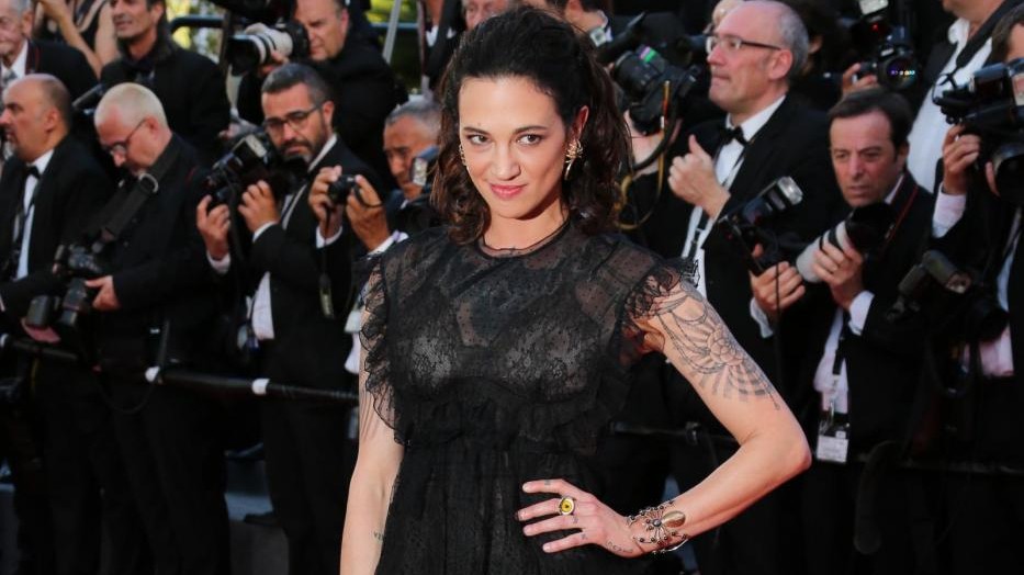 Asia Argento rivela: “A 16 anni un regista e attore italiano mi molestò”