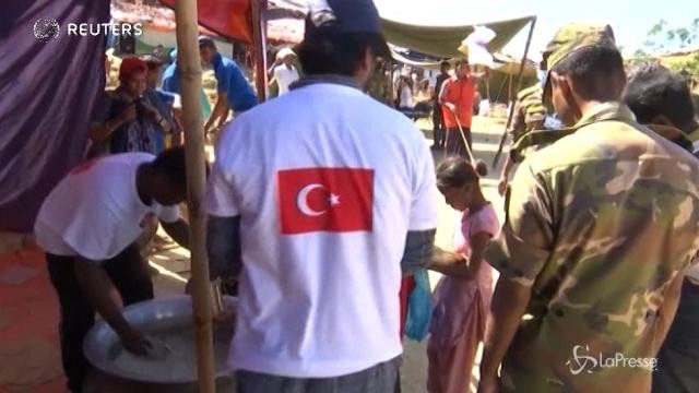 Bangladesh, Rohingya in coda per cibo e acqua