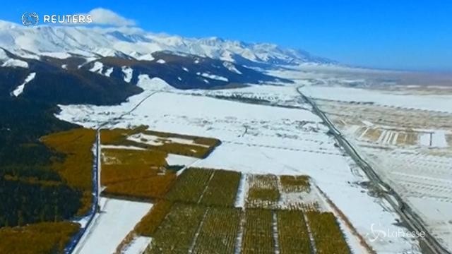 Cina, lo spettacolo della prima neve autunnale ad Hami