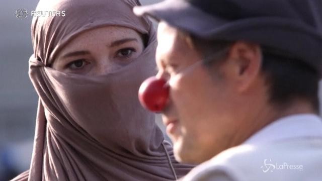 Proteste in Austria dopo il divieto di portare il velo