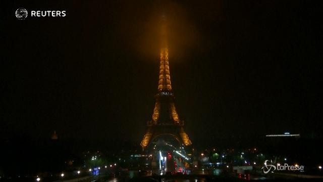 Tour Eiffel a lutto per le vittime di Marsiglia e Las Vegas
