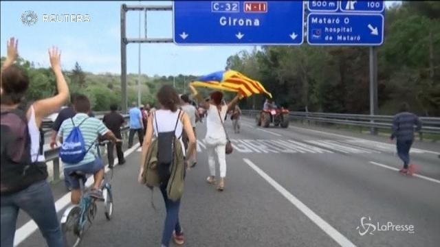 Catalogna: corteo di trattori blocca l’A2