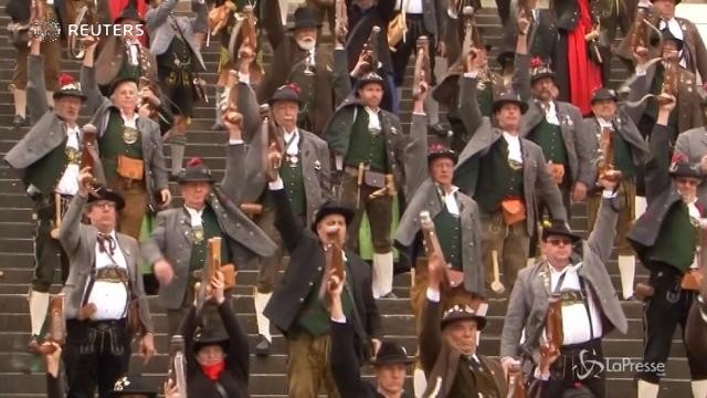 Monaco di Baviera, colpi di fucile per salutare l’Oktoberfest