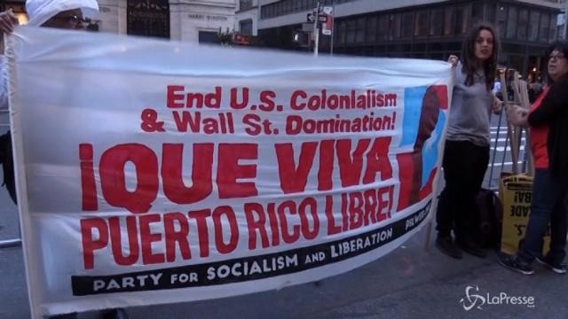 VIDEO New York, proteste alla Trump Tower per gestione crisi Porto Rico