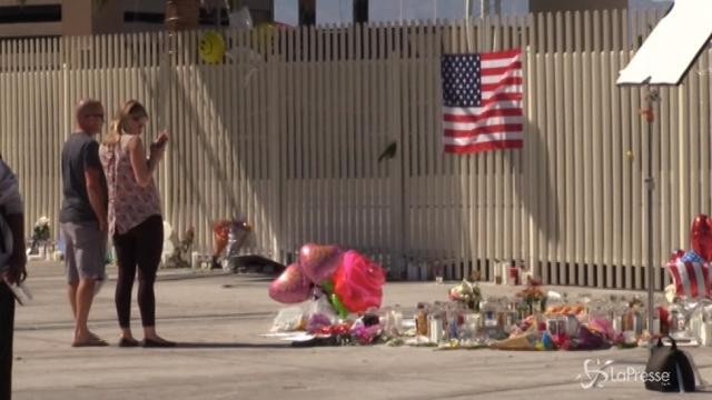 VIDEO Fiori e candele a Las Vegas per ricordare le vittime della strage
