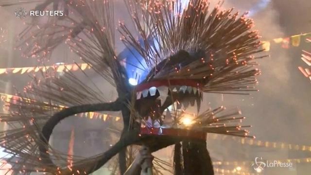 VIDEO Hong Kong, la tradizionale danza del drago infuocato