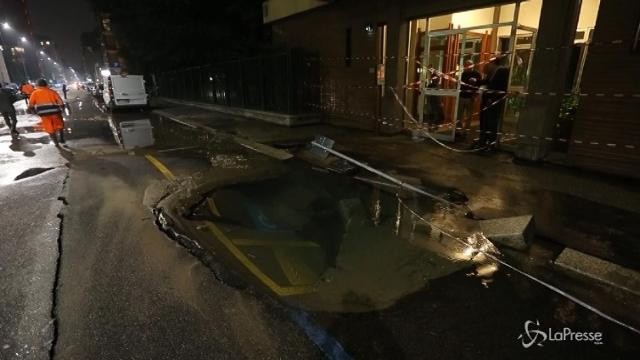 Allagamento in via Sismondi a Milano