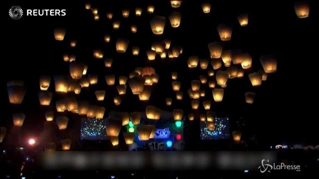 Taiwan, la notte illuminata da centinaia di lanterne