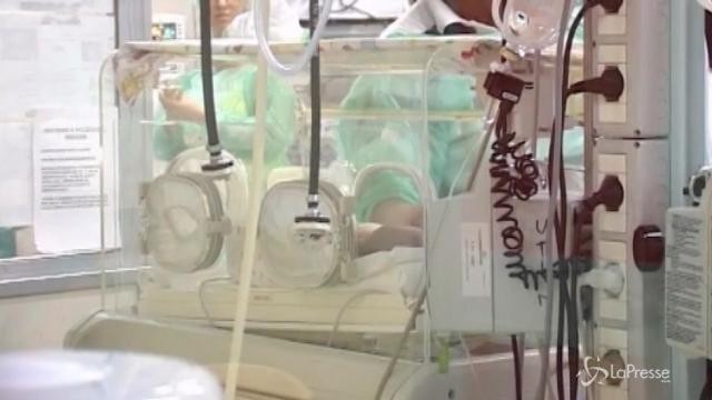 Napoli, sette famiglie dicono no: bambina down affidata a single