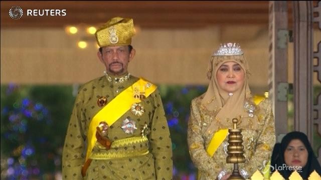 Il Sultano del Brunei festeggia 50 anni di regno: la parata su una carrozza d’oro