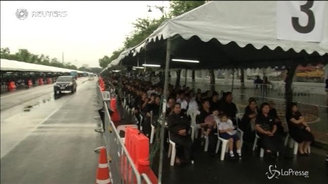 Thailandia, folla in coda per l’ultimo saluto al re Bhumibol