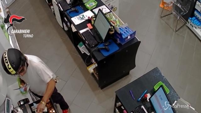 Rapinatore tradito dal tatuaggio: ripreso dalle telecamere