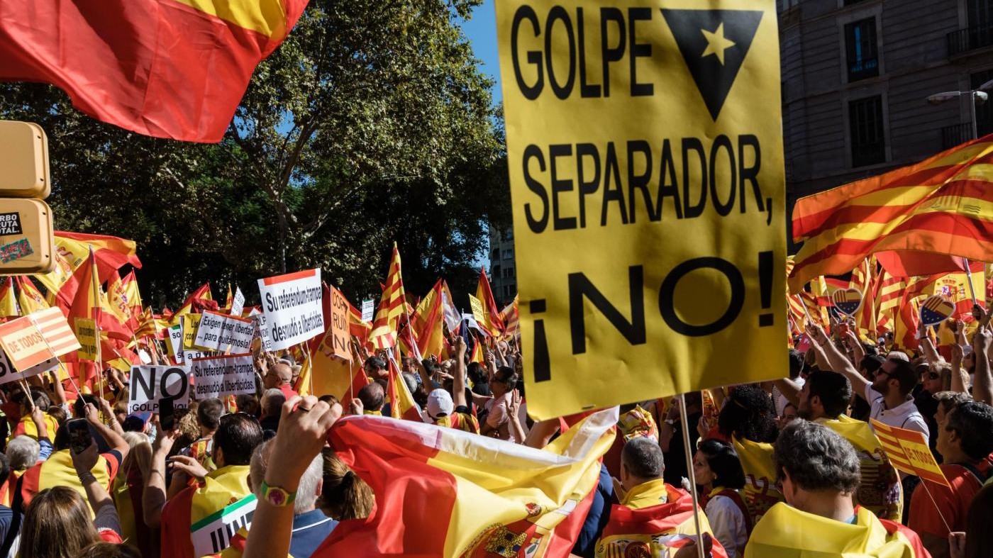 Sabato il governo di Madrid si riunirà per sospendere l’autonomia della Catalogna
