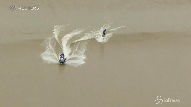 Cina, surf sul fiume Qiantang