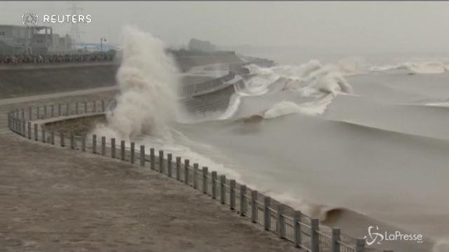 Lo spettacolo della marea nel fiume Qiantang in Cina