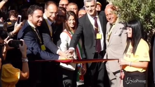 VIDEO Roma, Virginia Raggi taglia il nastro del mercato di San Teodoro