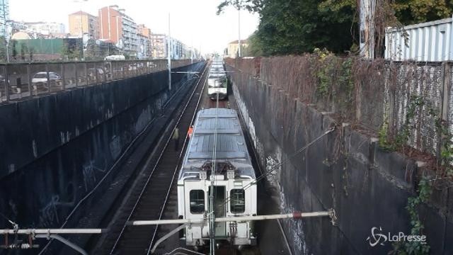 VIDEO Milano, rimosso il treno della metropolitana deragliato