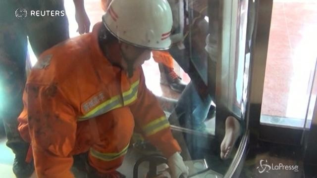 Bloccato nella porta del ristorante, lo liberano i vigili del fuoco