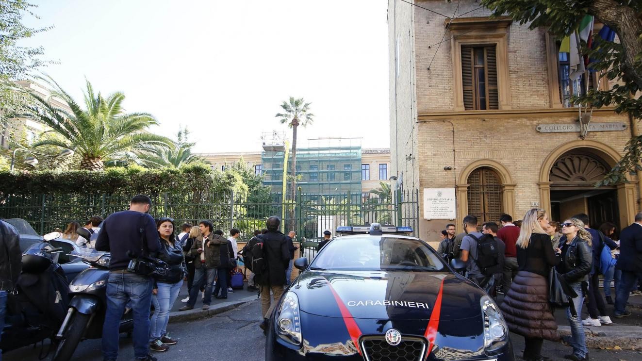 Roma, 13enne si butta dalla finestra a scuola e muore