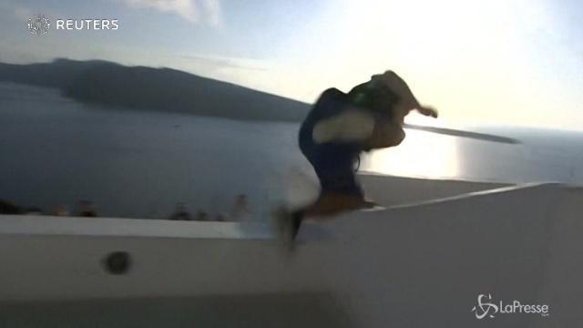 A Santorini gli acrobati del freerunning lasciano tutti a bocca aperta