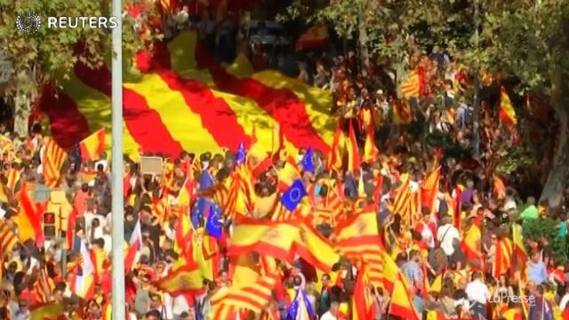 A Barcellona, sfilano i catalani che vogliono la Spagna unita