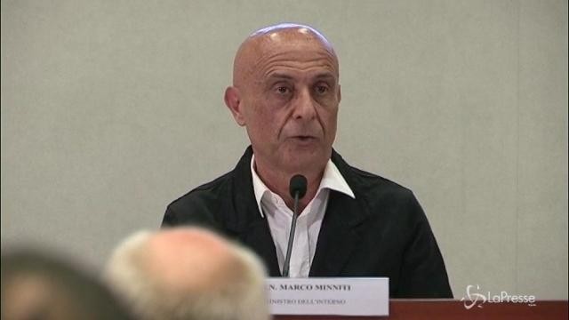 Migranti: Minniti vuole chiudere i centri di accoglienza
