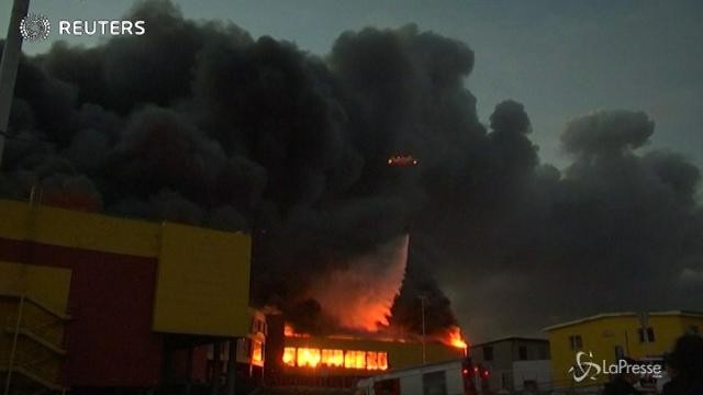 Russia, incendio in un centro commerciale