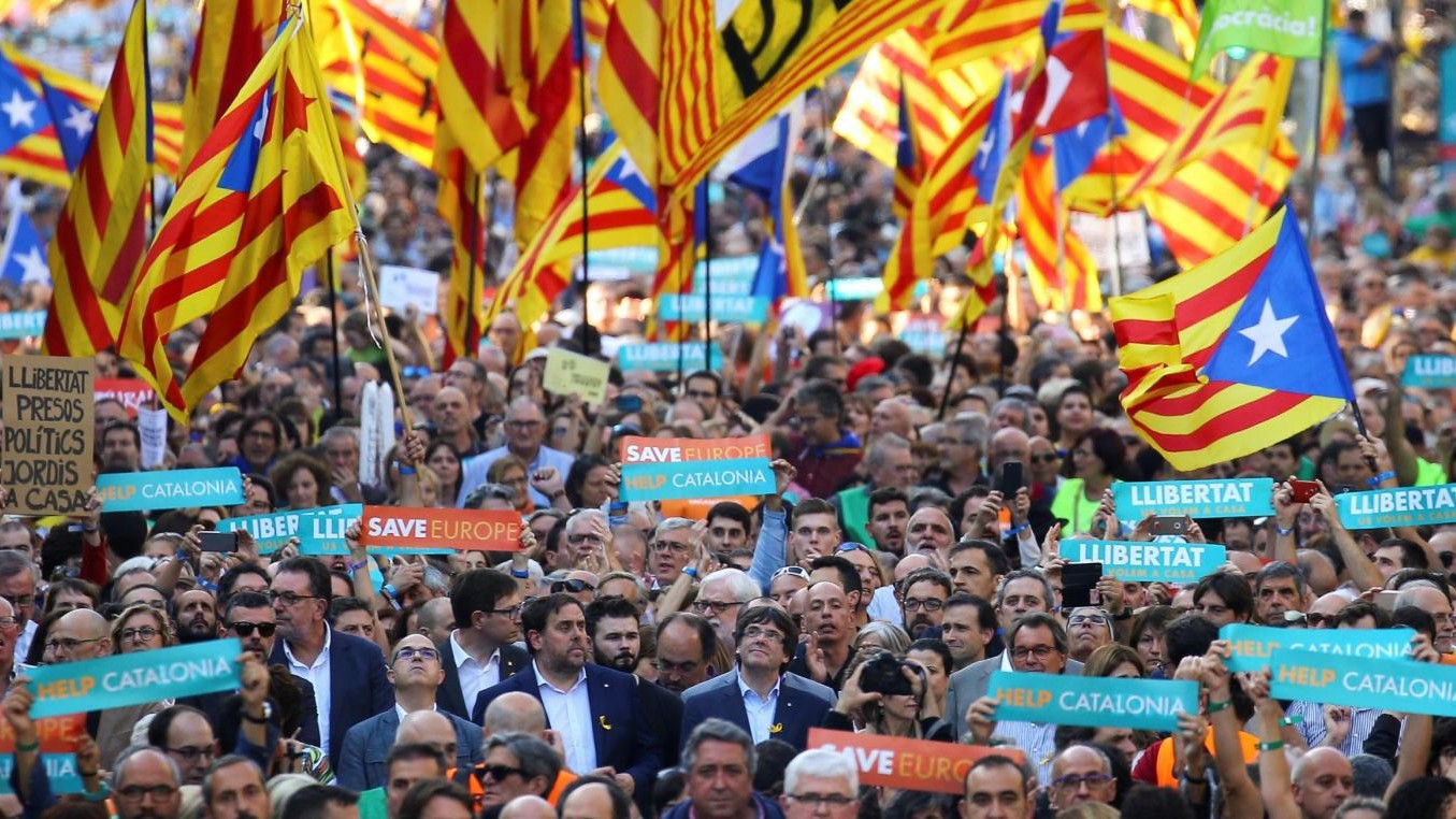 Catalogna, Rajoy destituisce Puigdemont. In 450mila scendono in piazza a Barcellona