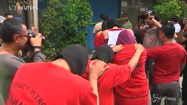 VIDEO Indonesia, blitz della polizia in un centro benessere gay