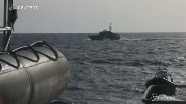 VIDEO Tunisia, nave da guerra sperona barcone