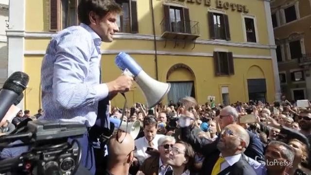 Rosatellum, il governo pone la fiducia: esplodono le proteste davanti a Montecitorio