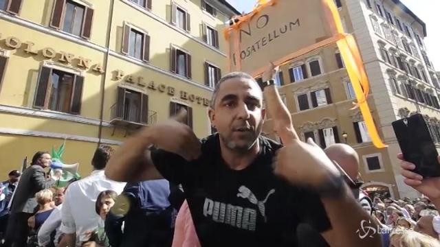 Rosatellum, l’appello di un contestatore a un giornalista: “Chiama i tuoi colleghi”