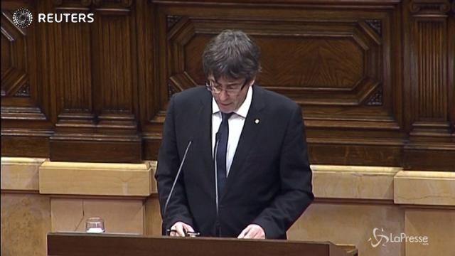 Puigdemont proclama l’indipendenza e la sospende