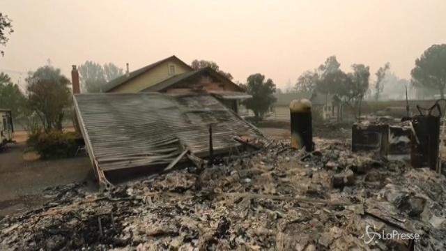 Divampa ancora l’incendio in California, 17 i morti