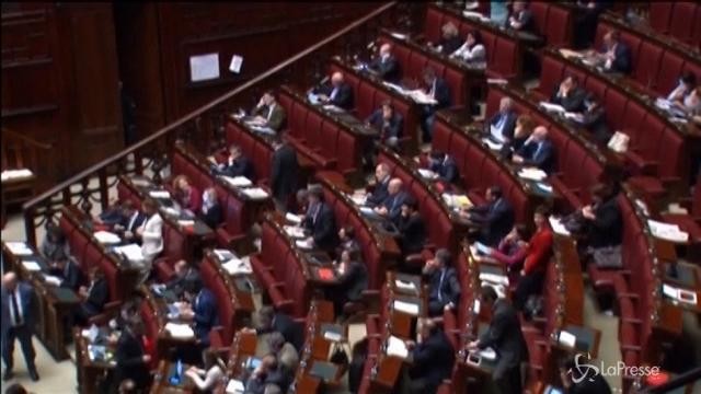 La furia delle opposizioni per la fiducia al Rosatellum