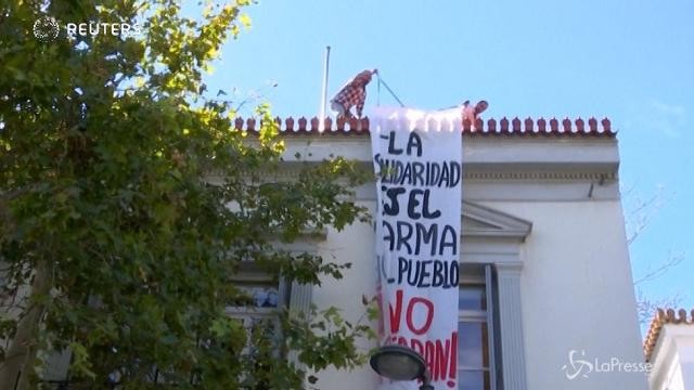 Anarchici pro-Catalogna irrompono in ambasciata spagnola in Grecia