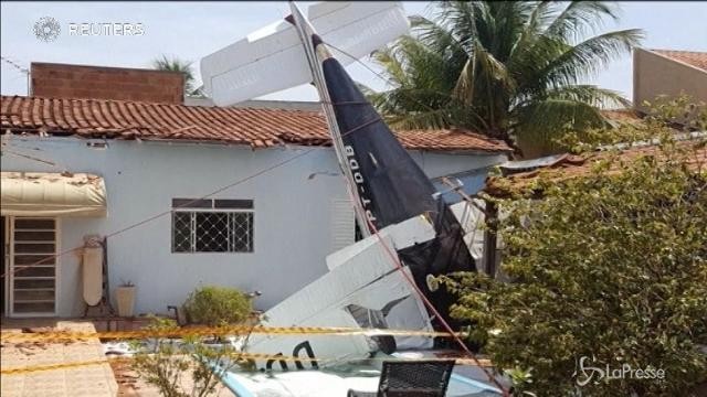 Un aereo privato precipita nel cortile di una casa in Brasile: 3 morti
