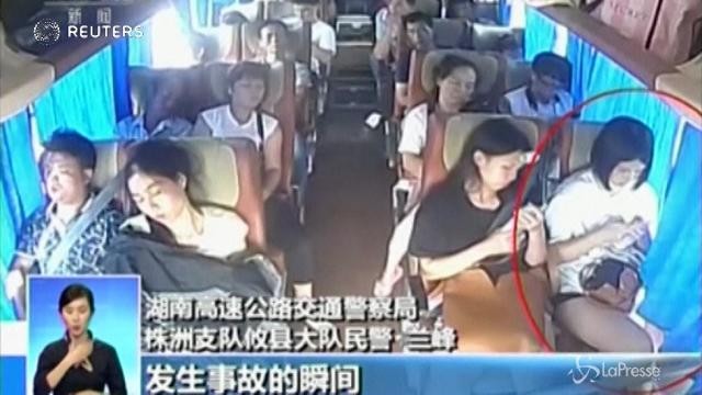 Cina, bus colpito da un auto si ribalta su un fianco: un ferito