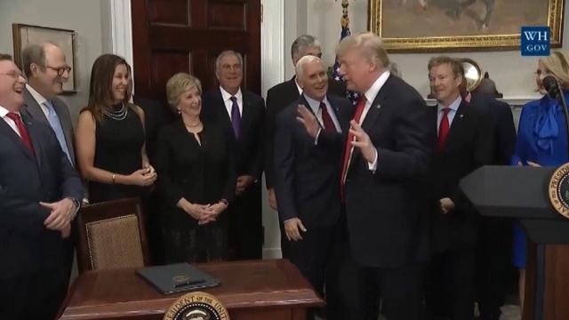 Trump firma ordina esecutivo per cambiare Obamacare